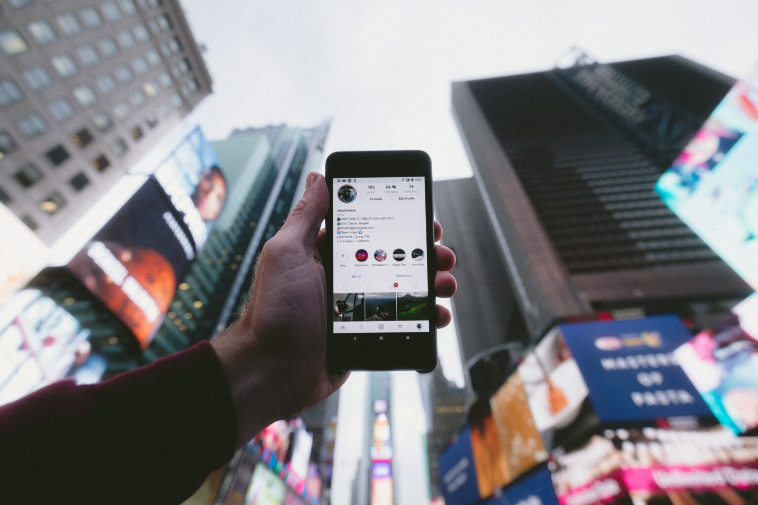 immer mit dem Smartphone in der Hand