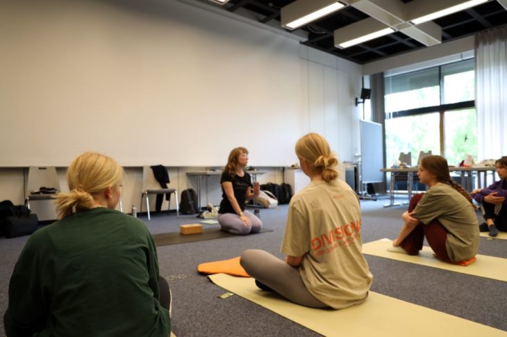 Svenja Rohlfs gibt einen Traditional Hatha Yoga-Kurs auf dem JMF23.