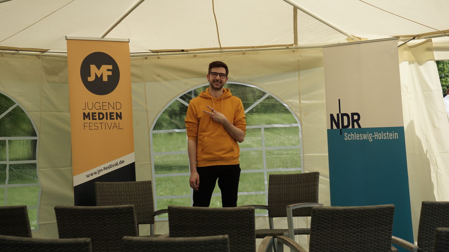 Queer auf Social Media  – Im Interview mit Tommy Toalingling